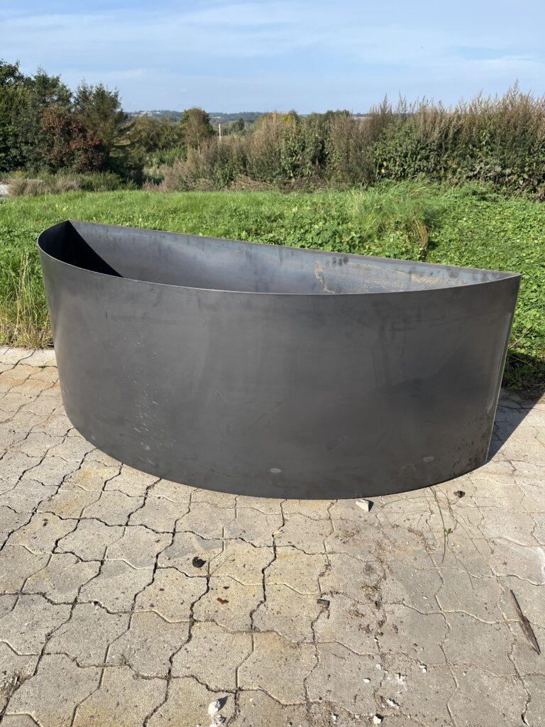 Halvmåne-formet højbed på hjul i cortenstål 148x50 cm til gårdhave og fliser