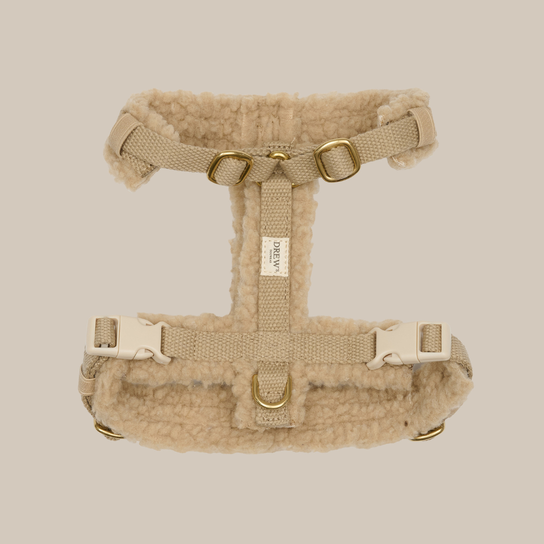 Beige Teddy hundesele i blødt fleecestof med guldbeslag fra Drew's Dogwear
