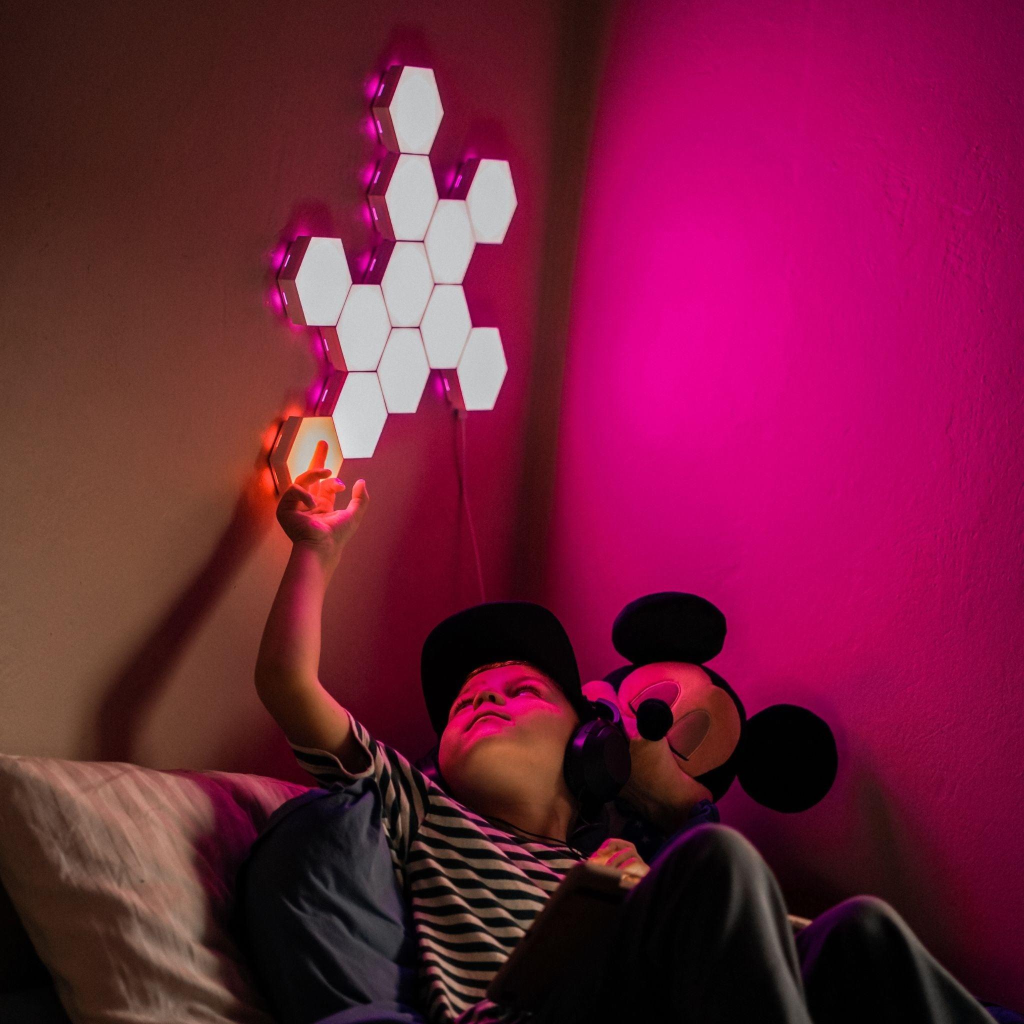 Hexagon LED væglampe i sekskantede moduler monteret på en børneværelsesvæg