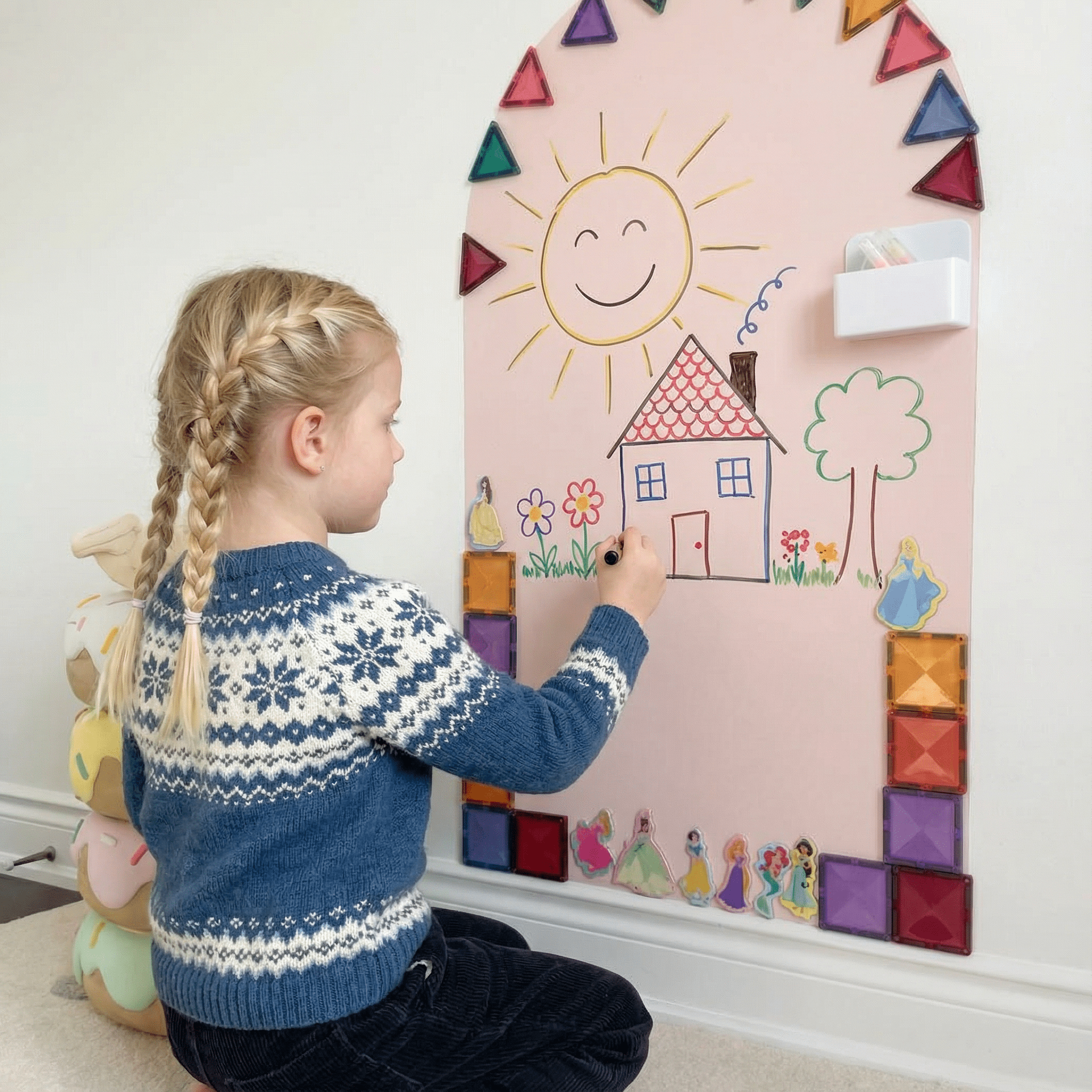 KidsBoard kreativ magnettavle i buet form monteret på væggen i et børneværelse med magneter langs kanten