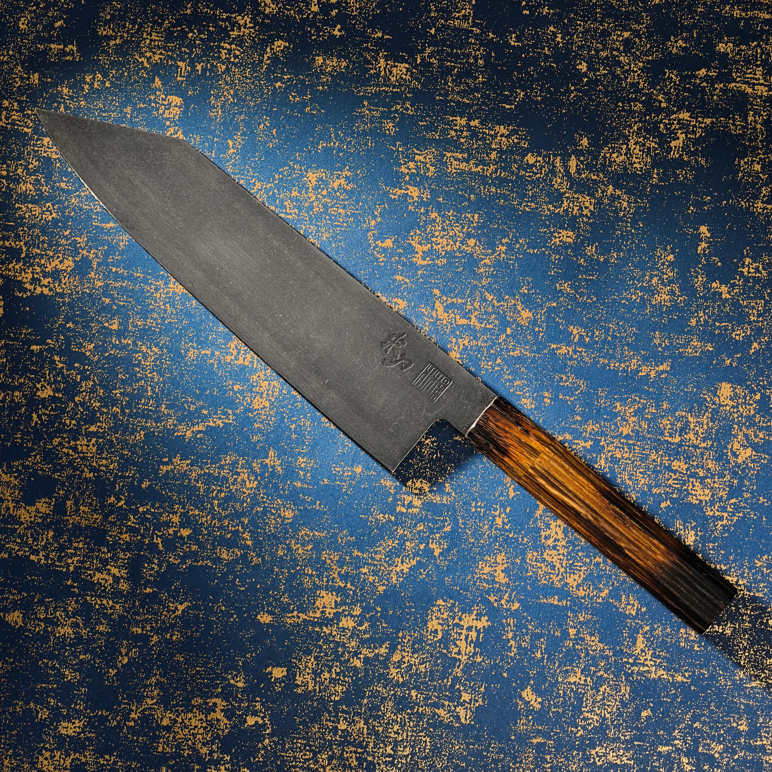 RAW OAK ODIN kokkekniv med nordisk egeskæfte og sort klinge i 9Cr-1Mo stål