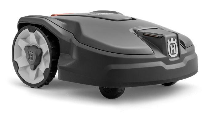 Husqvarna Automower 305 robotplæneklipper med ladestationens bagside synlig