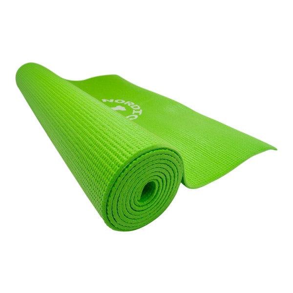 Grøn Nordic Strength yogamåtte i 4 mm PVC rullet halvt ud på trægulv